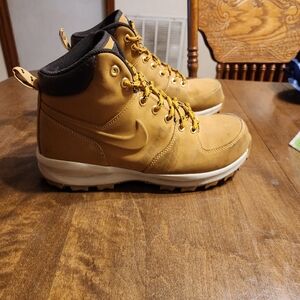 Nike Manoa Boots (Men) Color: Tan